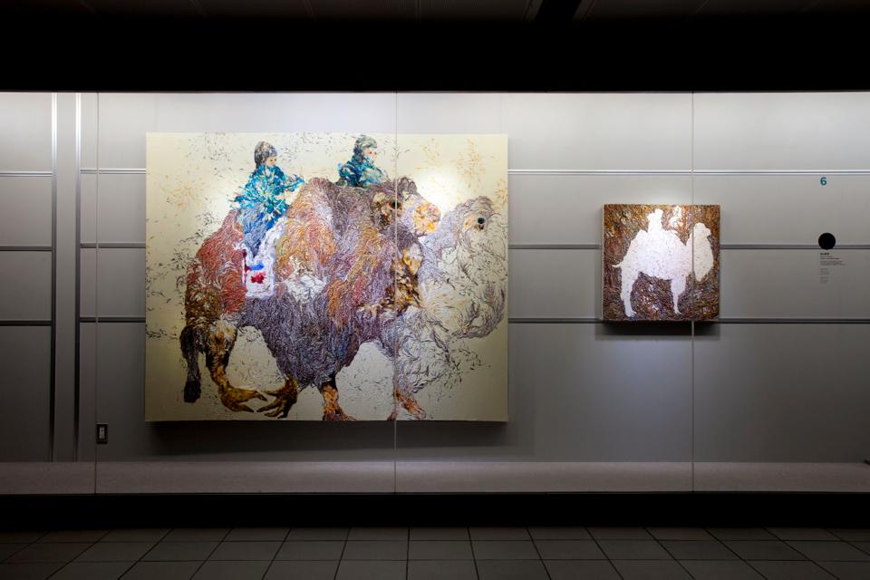 高山夏希|《CAMEL Rider 2014》 (2014) 帆佈，晴綸，油彩/《CAMEL Rider 2013》 (2013) 帆佈，晴綸