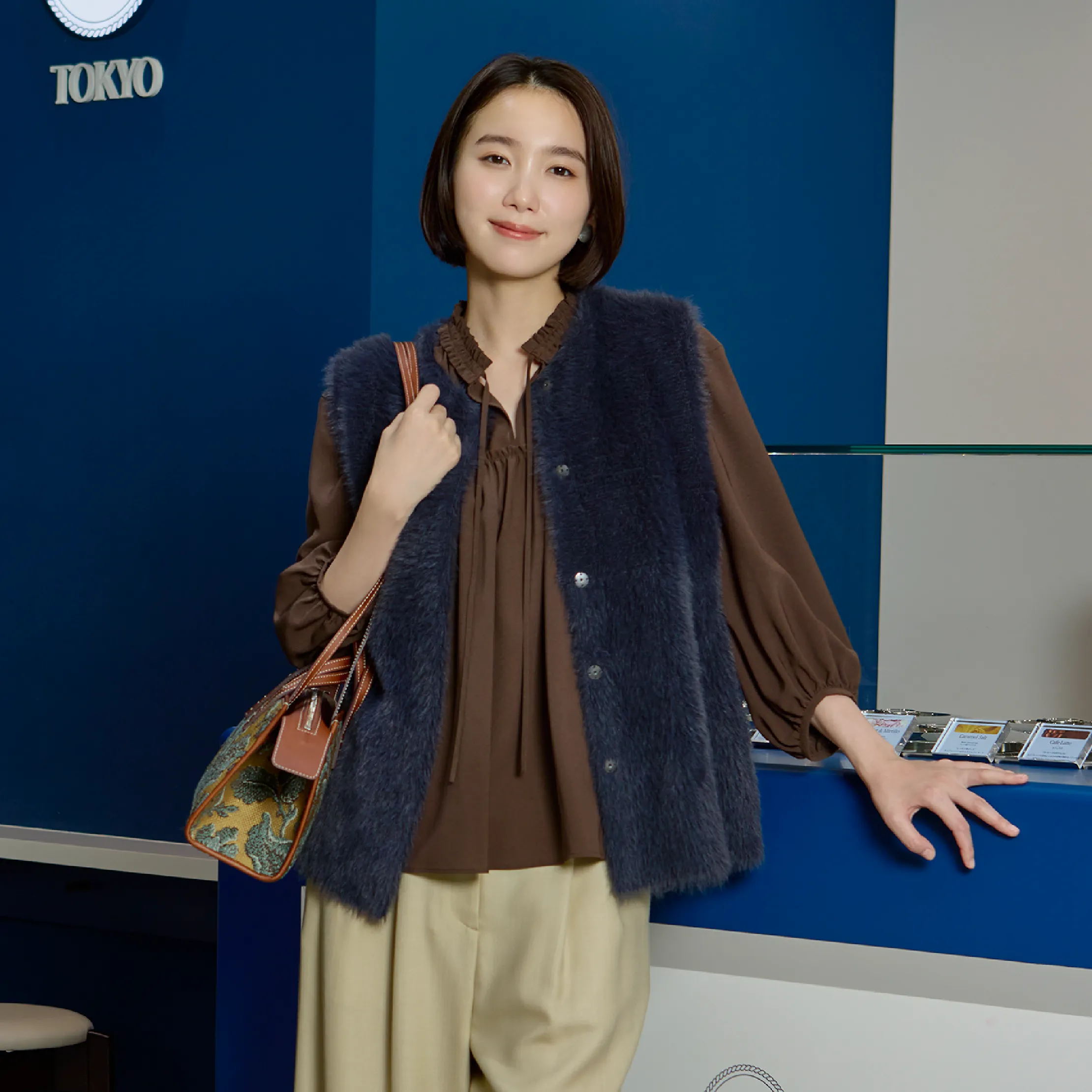 20℃以下の日は、装いに深みを。秋冬素材の主役服