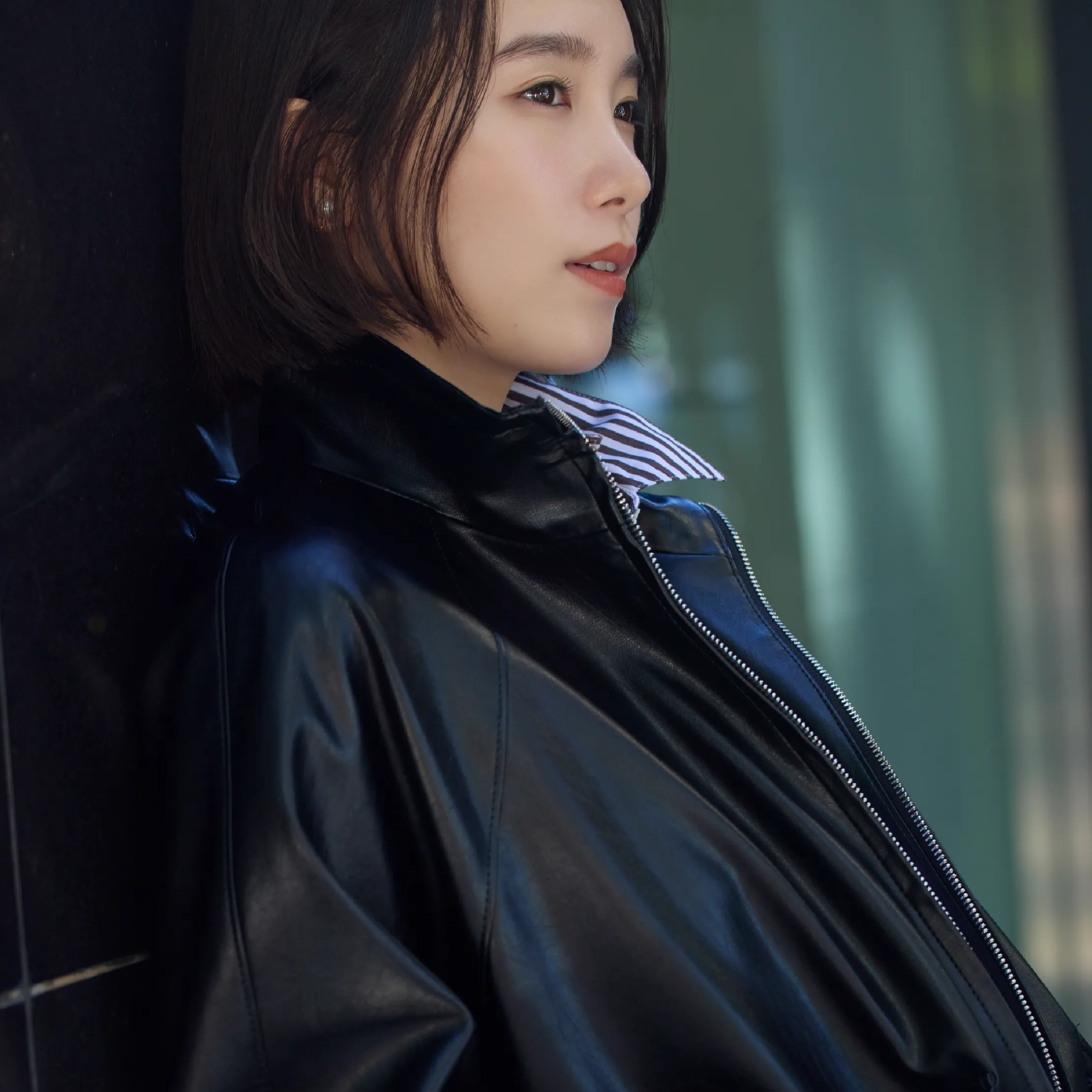 20℃以下の日は、装いに深みを。秋冬素材の主役服