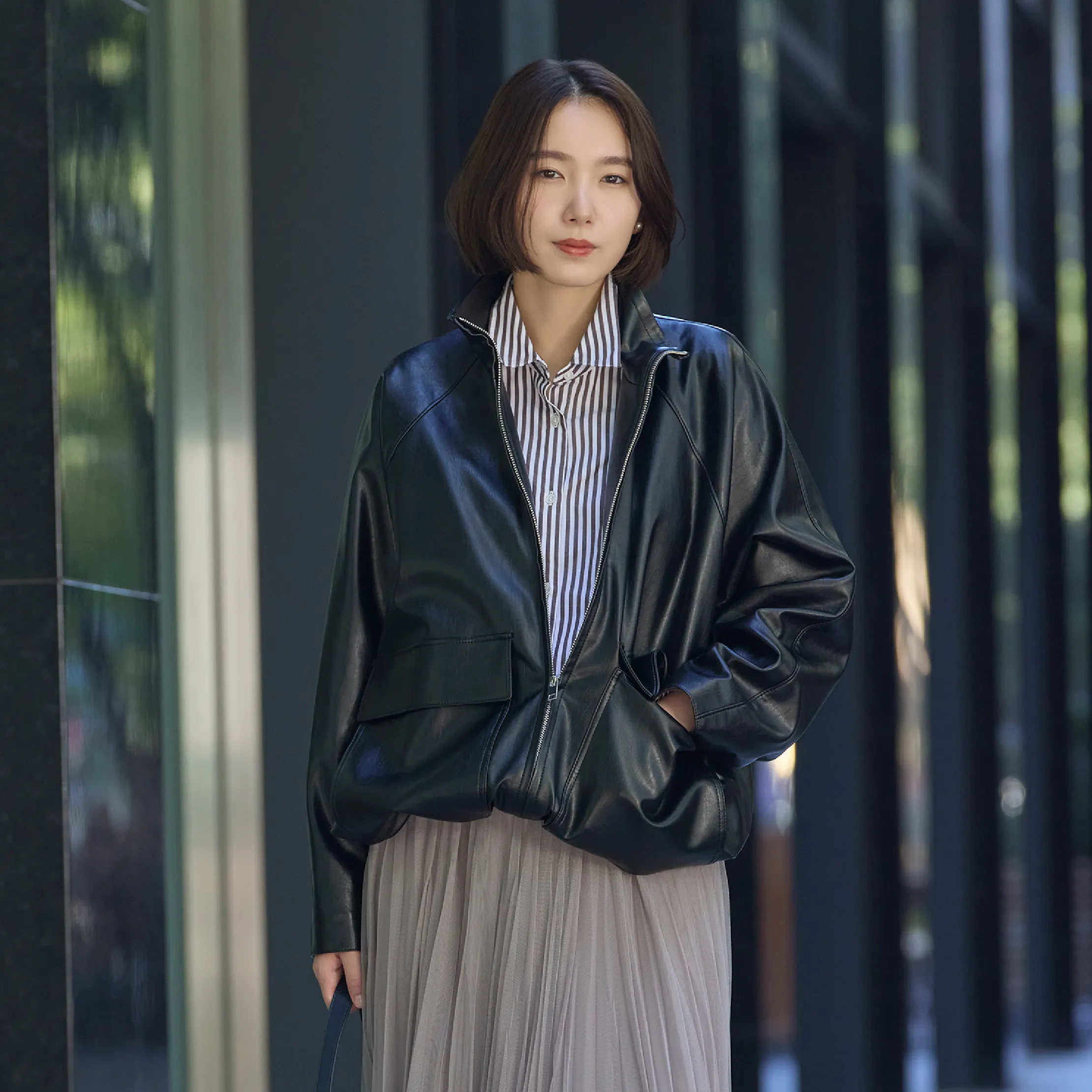20℃以下の日は、装いに深みを。秋冬素材の主役服