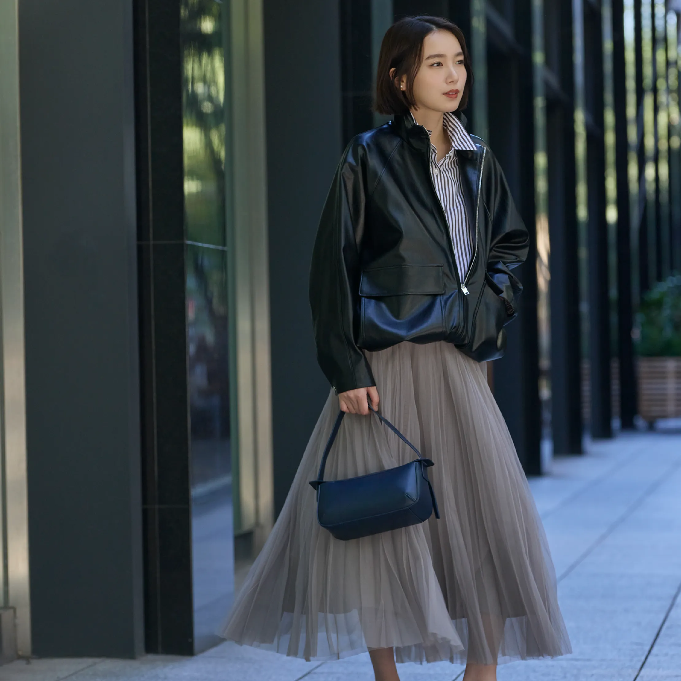 20℃以下の日は、装いに深みを。秋冬素材の主役服