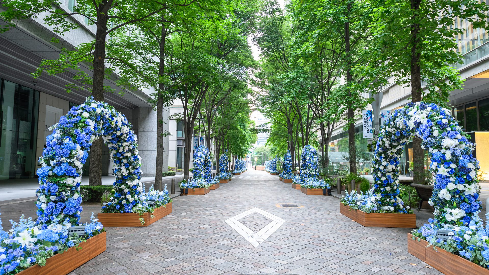 花の回廊 昼の丸の内仲通りに並ぶ装飾アーチ