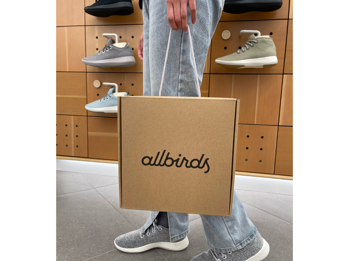 Allbirds Marunouchi Shin-Kokusai Bldg. packaging materials Shops bags are 90% recycled cardboard