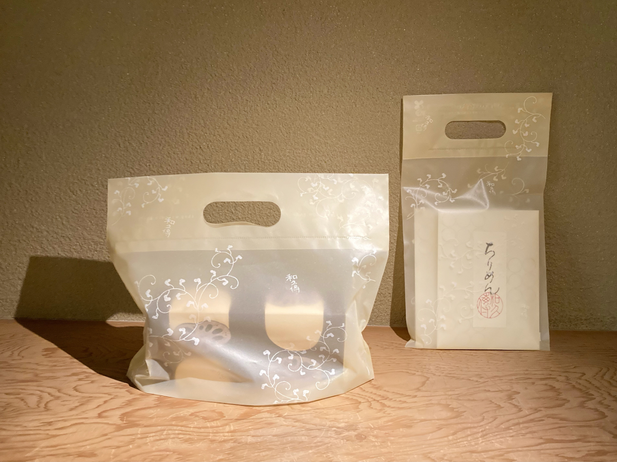 The shopping bags used at Murasakino Wakuden Marunouchi are certified biomass products.