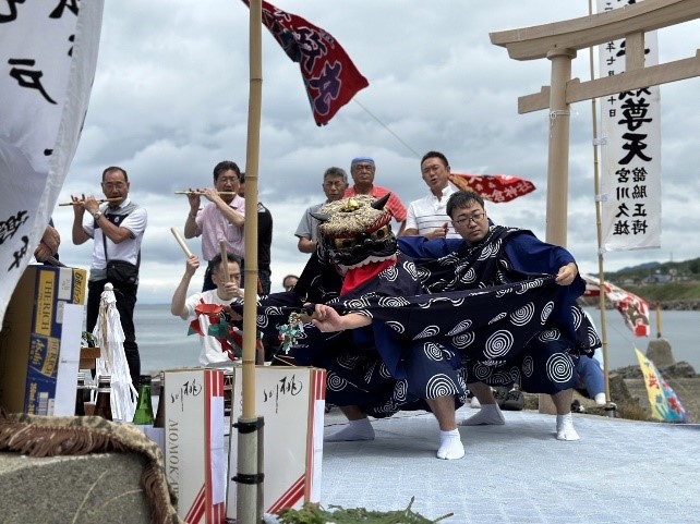 村の伝統芸能披露