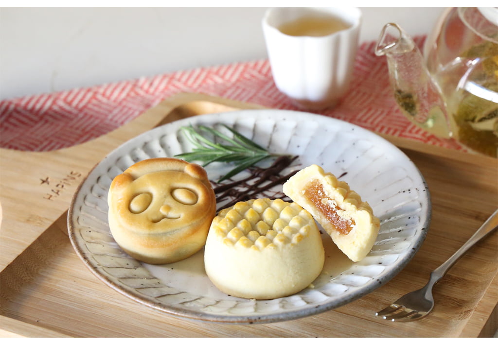 Pineapple cake and panda mooncakes (18 pieces)